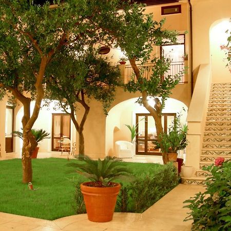 فندق كازيرتافي  L' Antico Cortile المظهر الخارجي الصورة