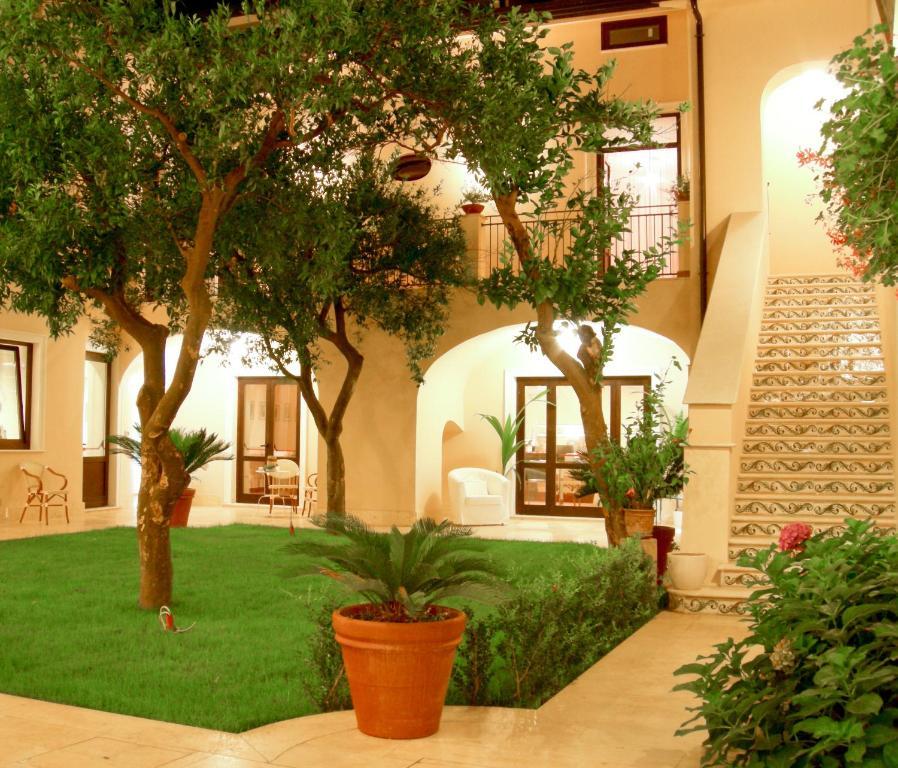 فندق كازيرتافي  L' Antico Cortile المظهر الخارجي الصورة
